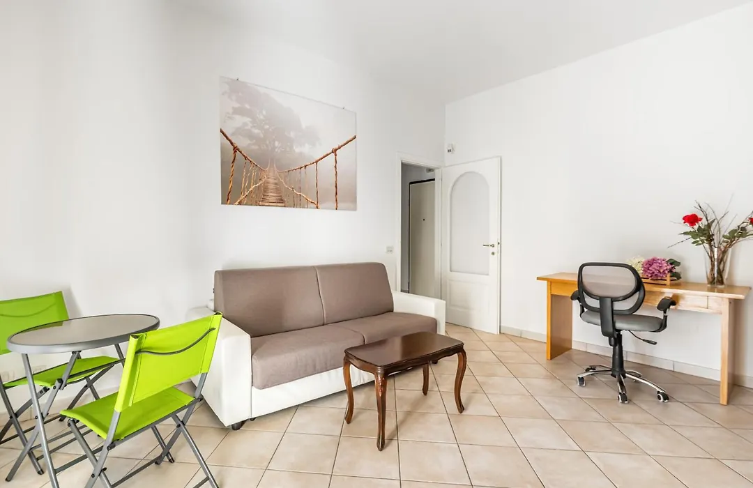 Guesthost - Florence Quiet And Cozy Apartment With Balcony-1