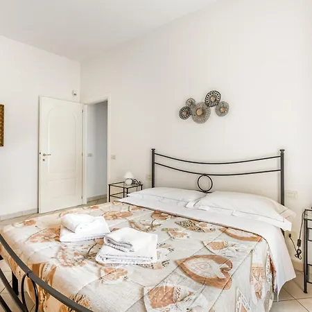Guesthost - Florence Quiet And Cozy Apartment With Balcony-3